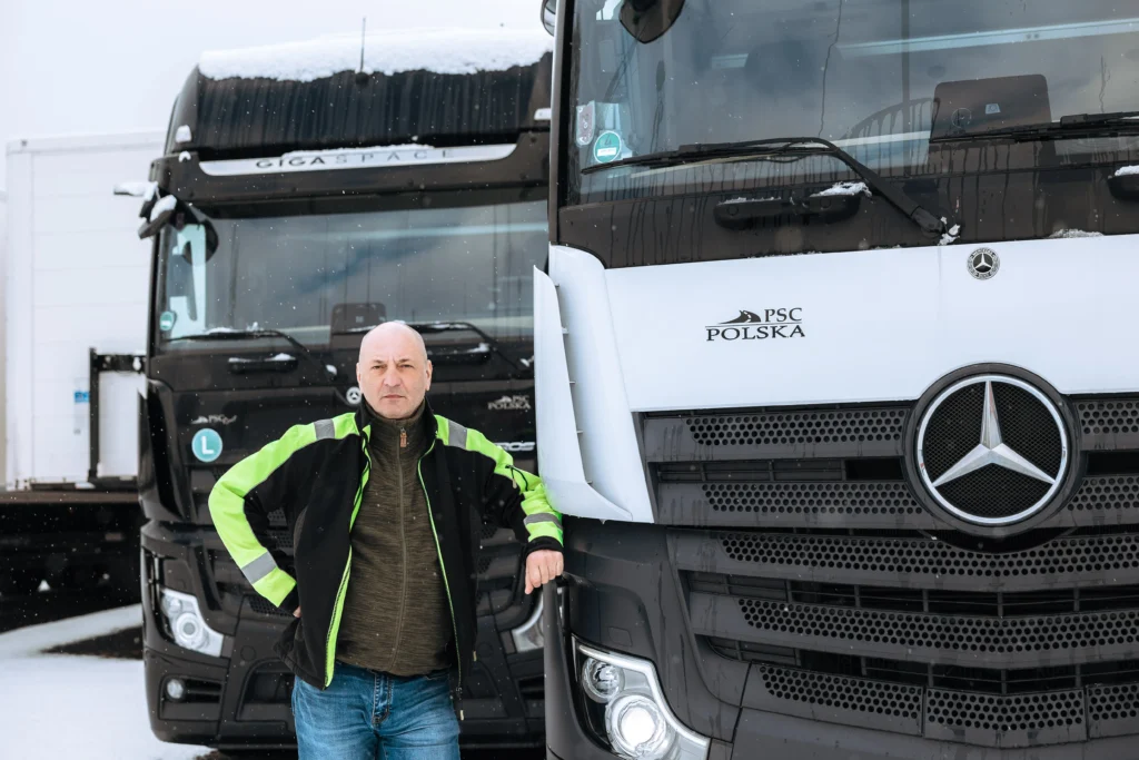 Doradztwo transportowe — Grzegorz Sitarek przy ciężarówce Mercedes, Jelenia Góra